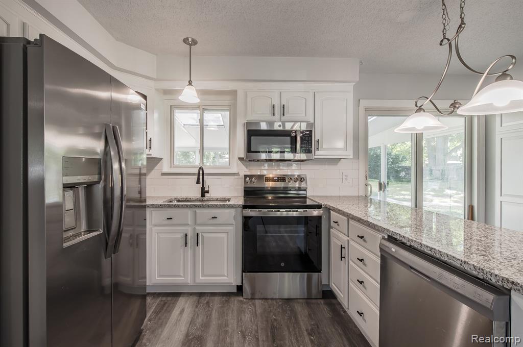 5357 Farm Road, Waterford, MI 48327 — Photo 10