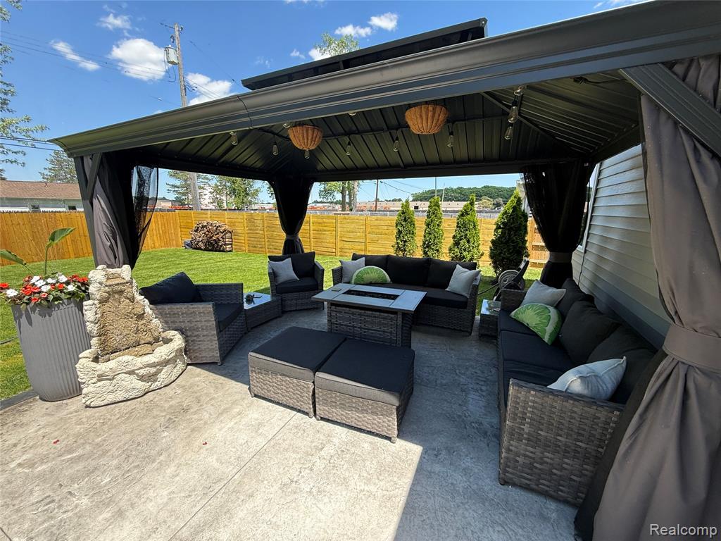 2602 Pontiac Lake Road, Waterford, MI 48328 — front exterior