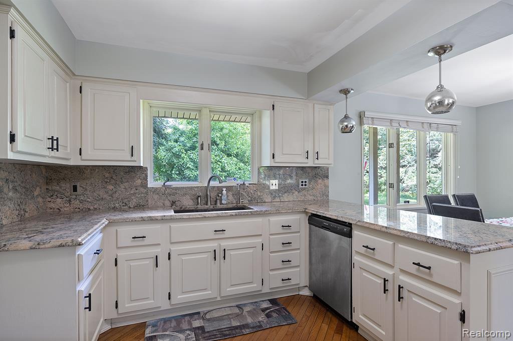 54655 PONTIAC Trail, Milford, MI 48381 — Photo 11