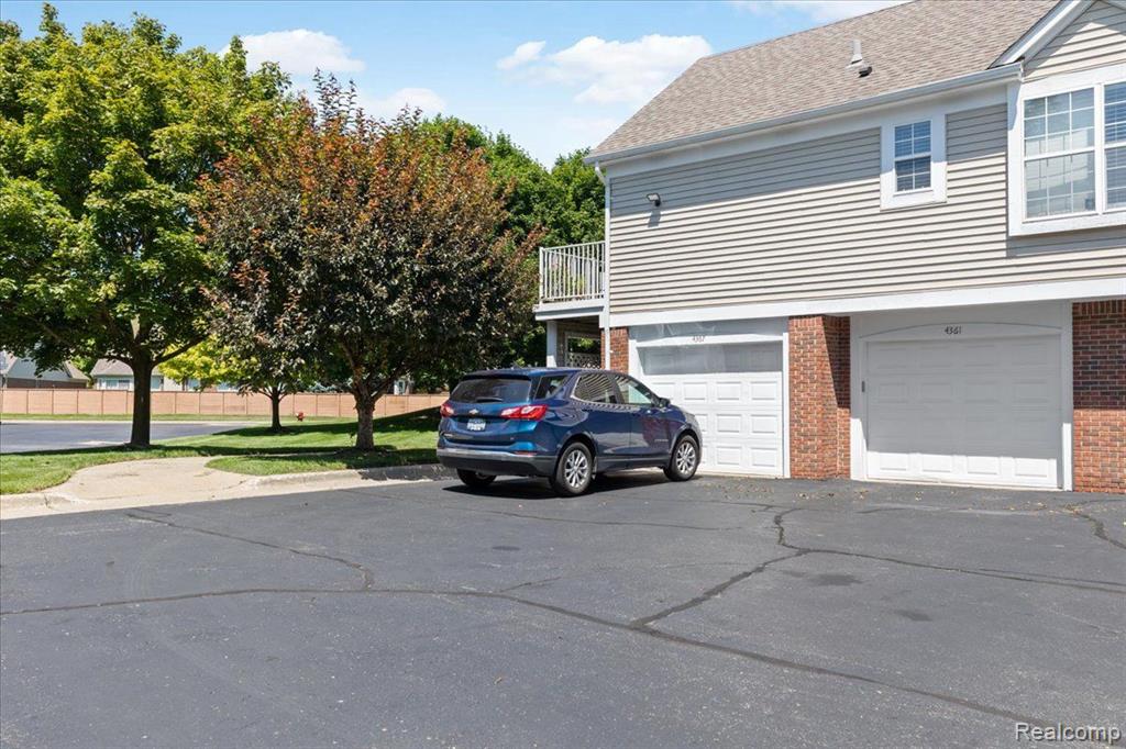 4361 BERKSHIRE Drive, Sterling Heights, MI 48314 — Photo 36
