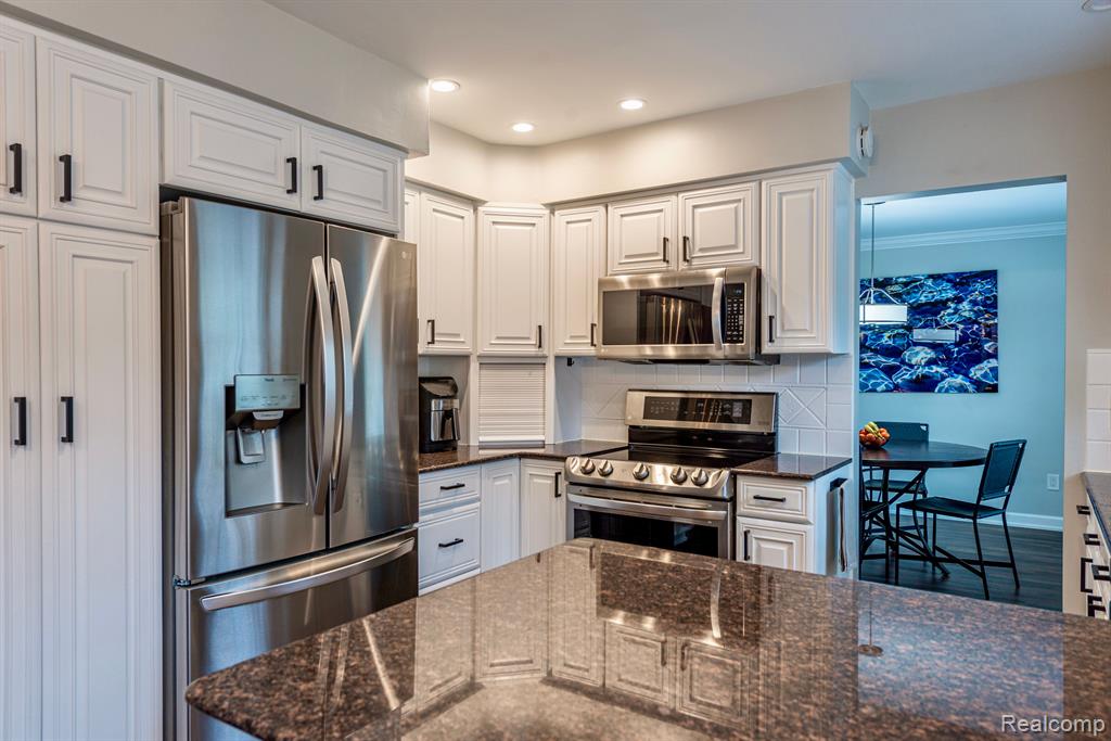 895 S GLENHURST Drive, Birmingham, MI 48009 — Photo 6