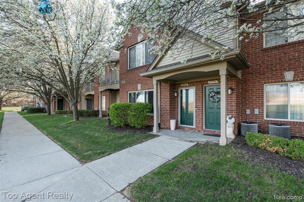45512 Hidden View Court, Utica, MI 48315 — Photo 2