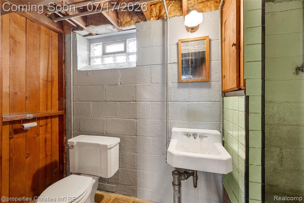 20855 Lochmoor Street, Harper Woods, MI 48225 — Photo 33