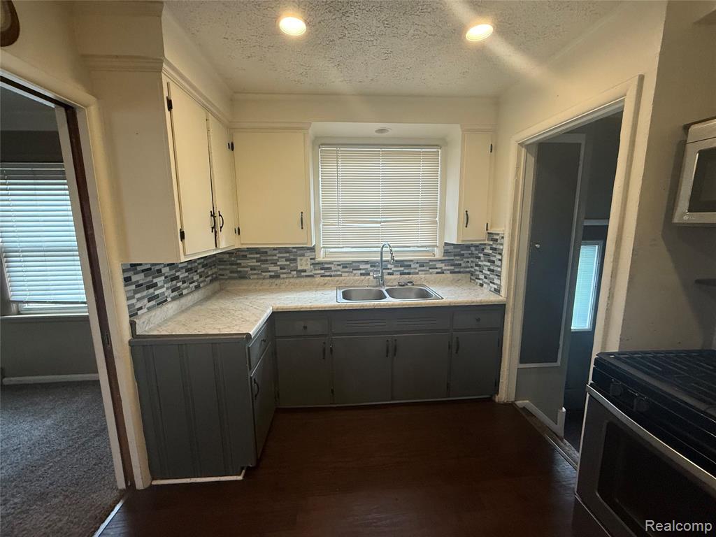 411 W Woodruff Avenue, Hazel Park, MI 48030 — Photo 6