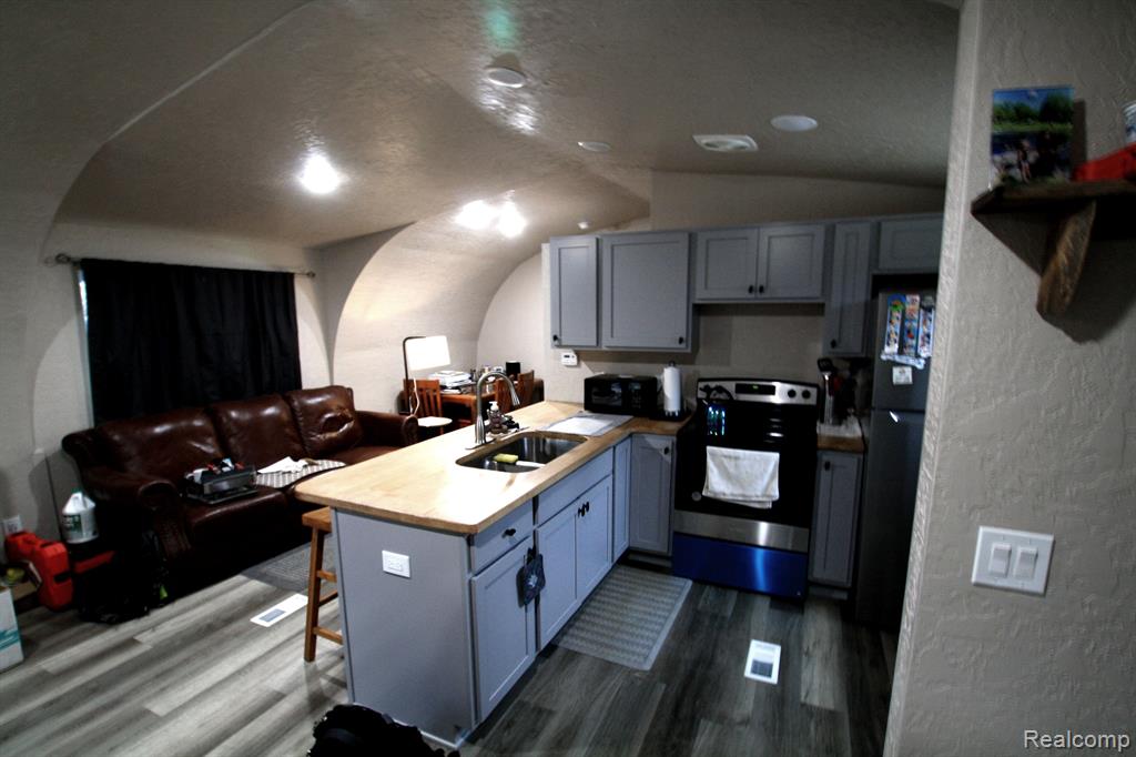 520 MADISON, Perry, MI 48872 — Photo 3