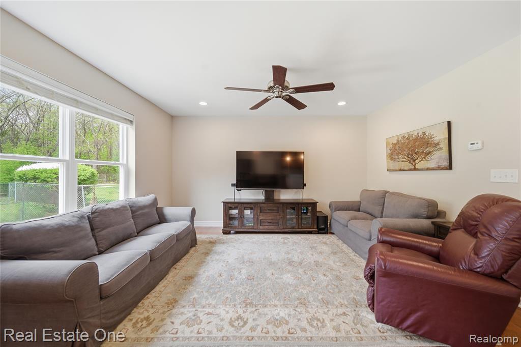 8915 Gittins Street, Commerce Twp, MI 48382 — Photo 6