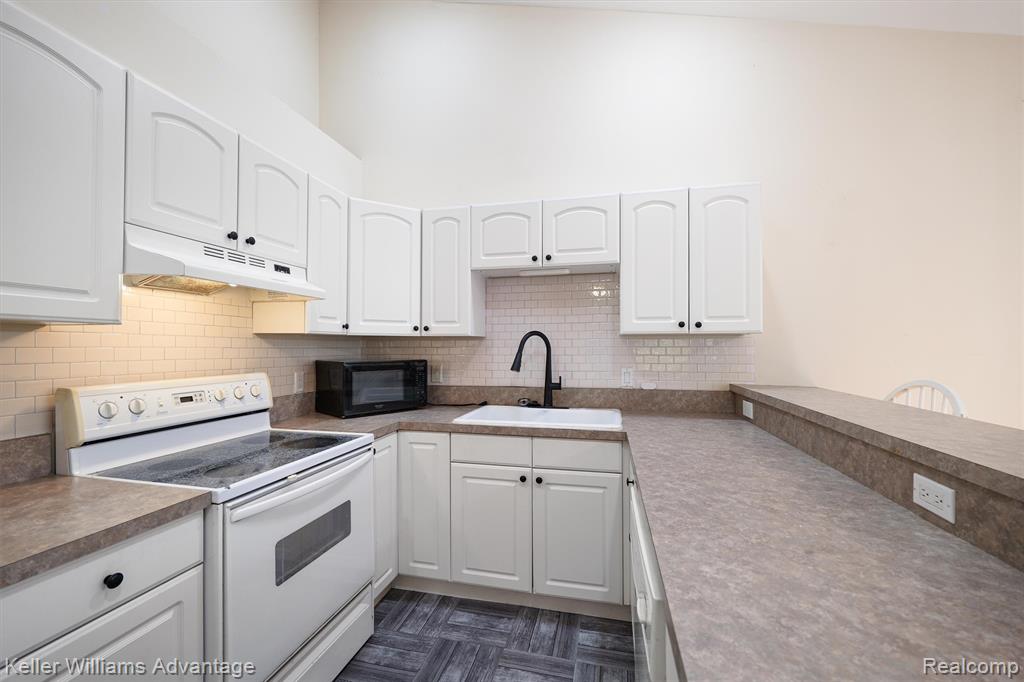 867 Saybrook Drive, Waterford, MI 48327 — Photo 11