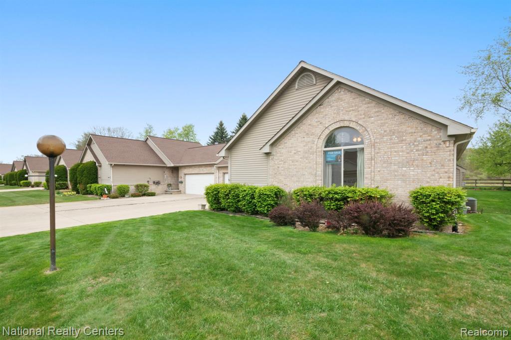 7221 Hawthorne Circle, Goodrich Vlg, MI — Photo 2