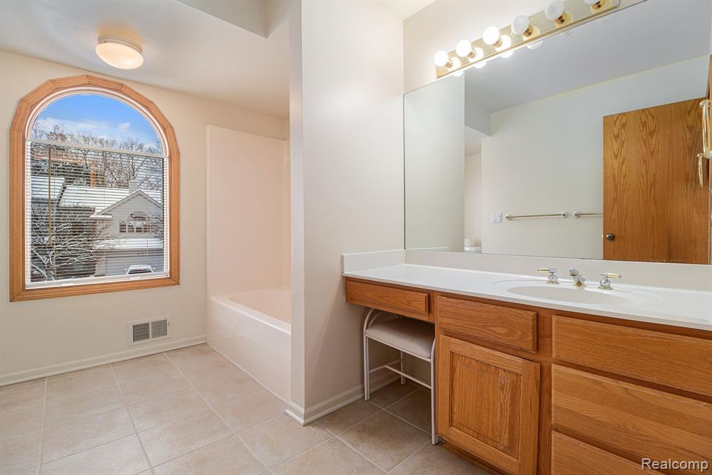 4946 Scenic Pines Court, Clarkston, MI — Photo 15