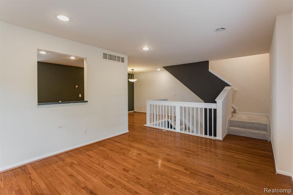 807 PALLISTER Street, Detroit, MI 48202 — Photo 9