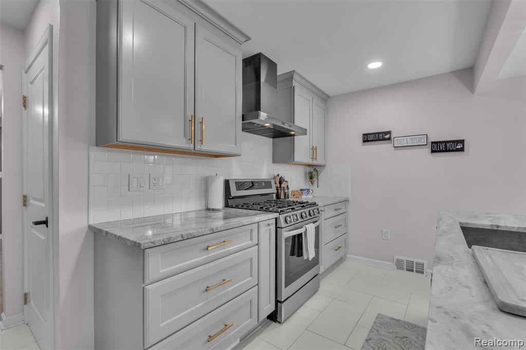 765 Vernier Road, Grosse Pointe Woods, MI 48236 — Photo 16
