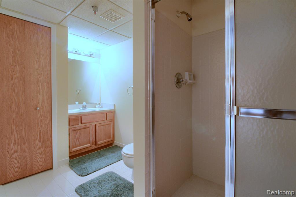 9362 EASTWIND Drive, Livonia, MI 48150 — Photo 28