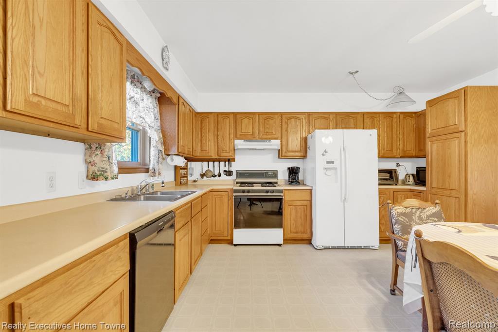 4602 Meadowlawn Drive, Fort Gratiot, MI 48059 — Photo 9