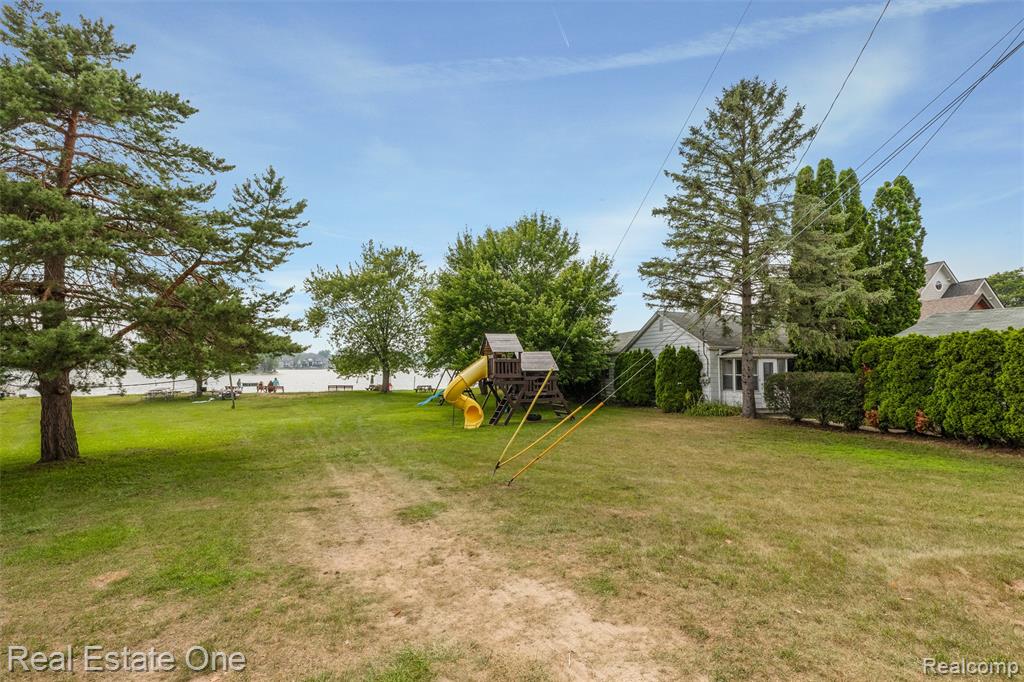 1045 Clara Street, Commerce Twp, MI 48390 — Photo 36