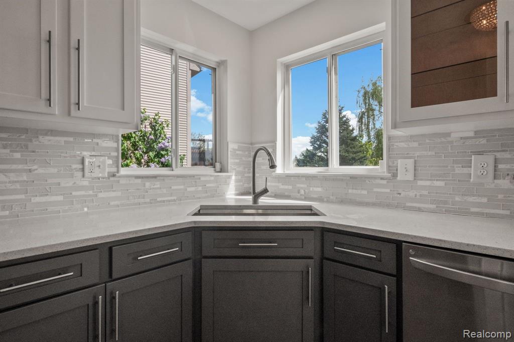 7870 GREENE FARM Drive, Ypsilanti, MI 48197 — Photo 13