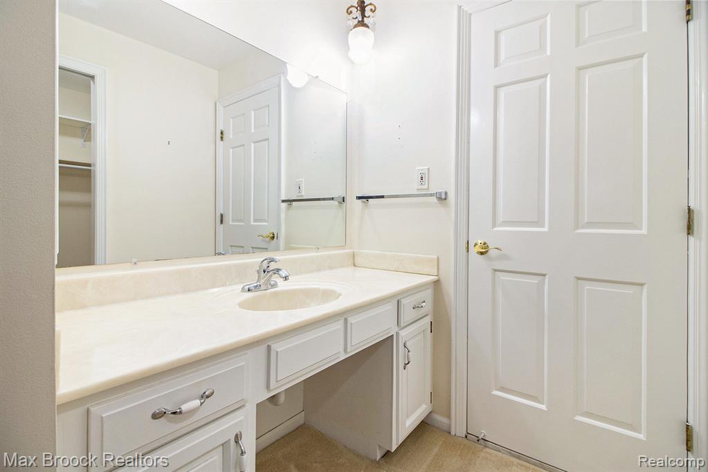 19710 W 13 Mile Road, 105, Beverly Hills, MI 48025 — Photo 12