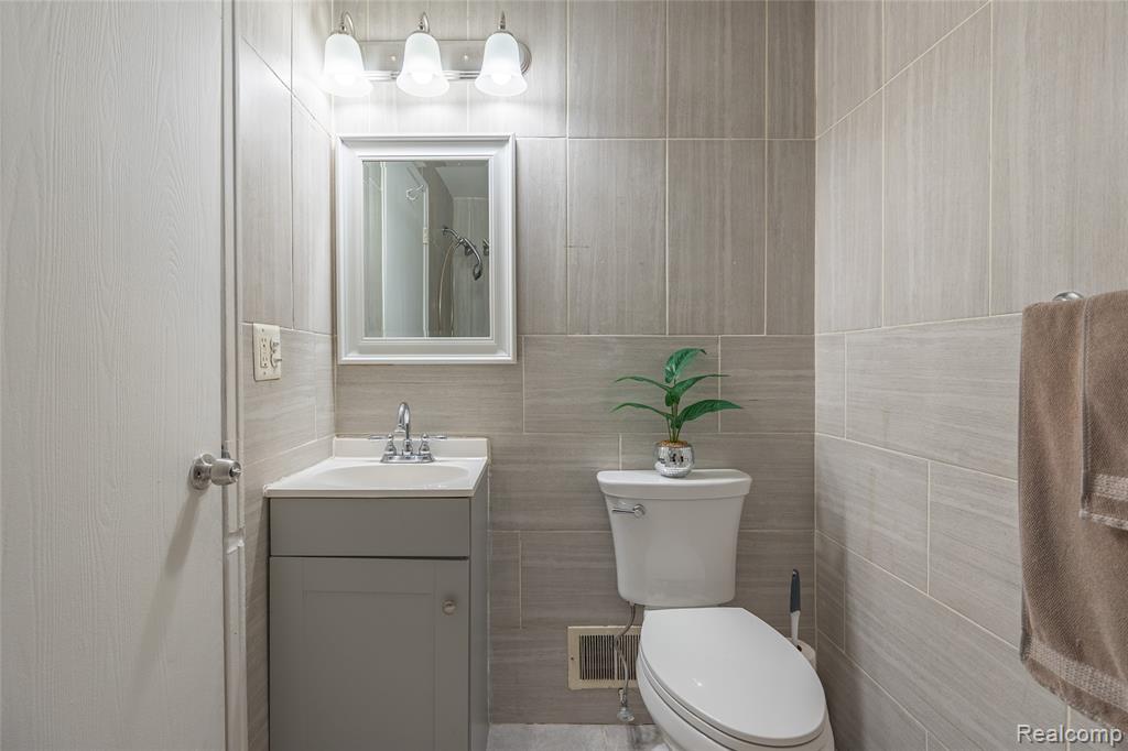 8924 Shawn Drive, Sterling Heights, MI 48312 — Photo 14
