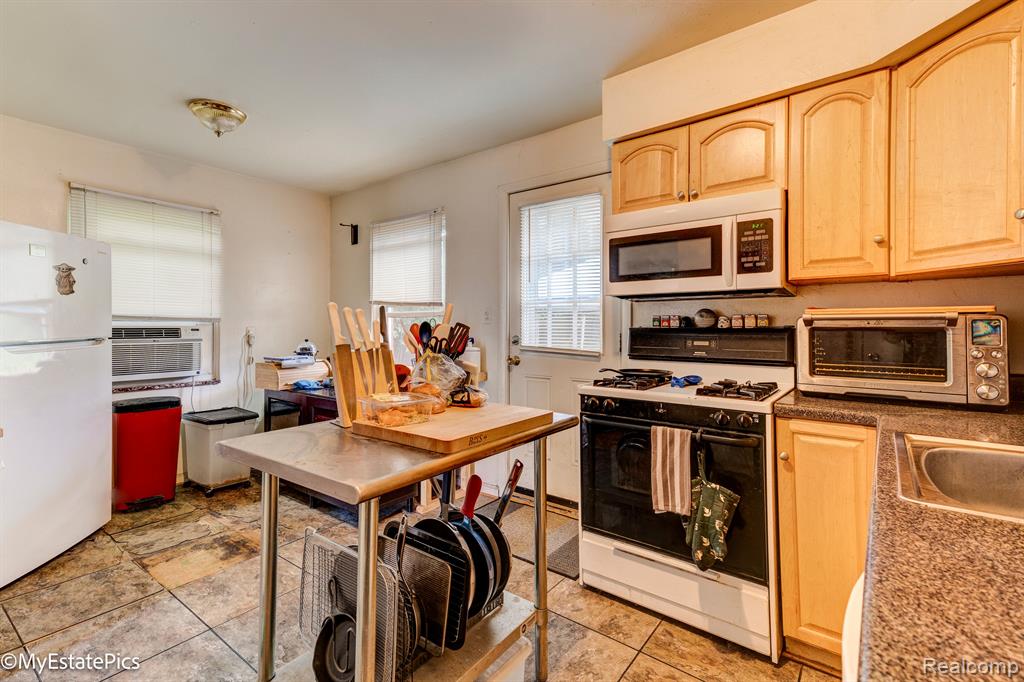 400 PARKVIEW Drive, Plymouth, MI 48170 — Photo 23