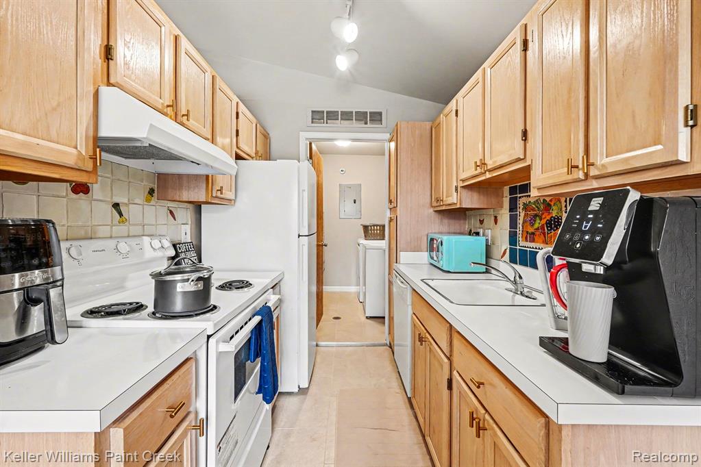 44643 Connecticut Court, Clinton Twp, MI 48038 — Photo 9
