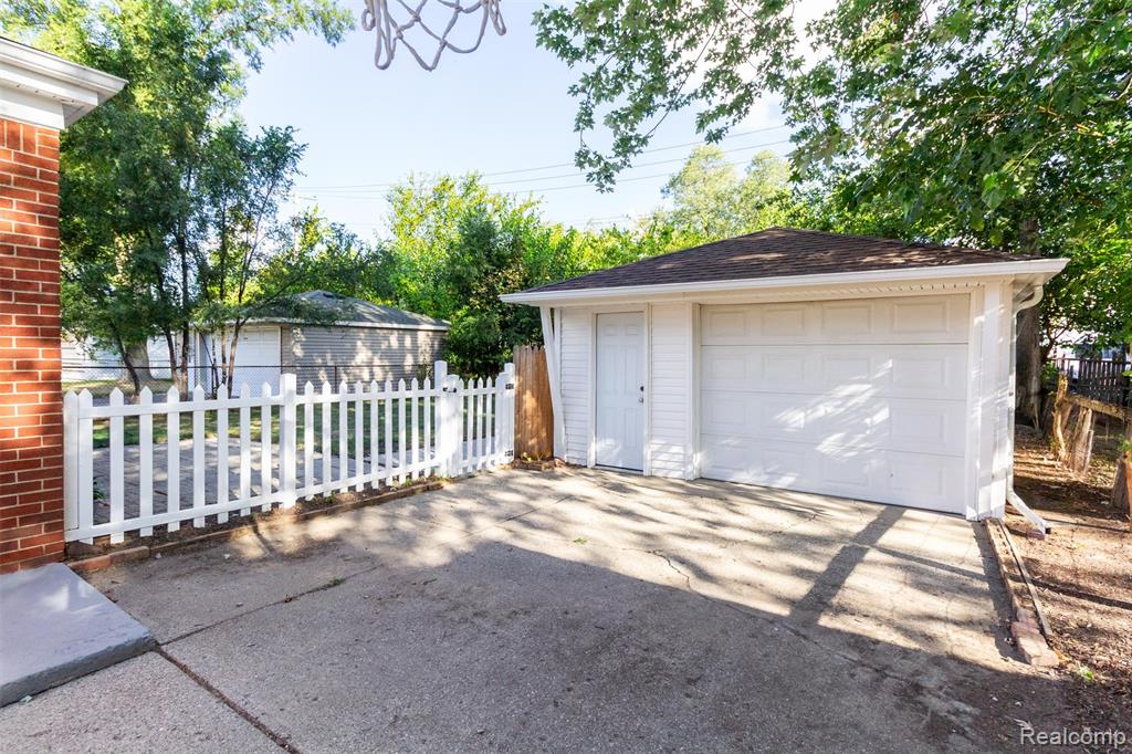 8235 Mackay Court, Utica, MI 48317 — Photo 30