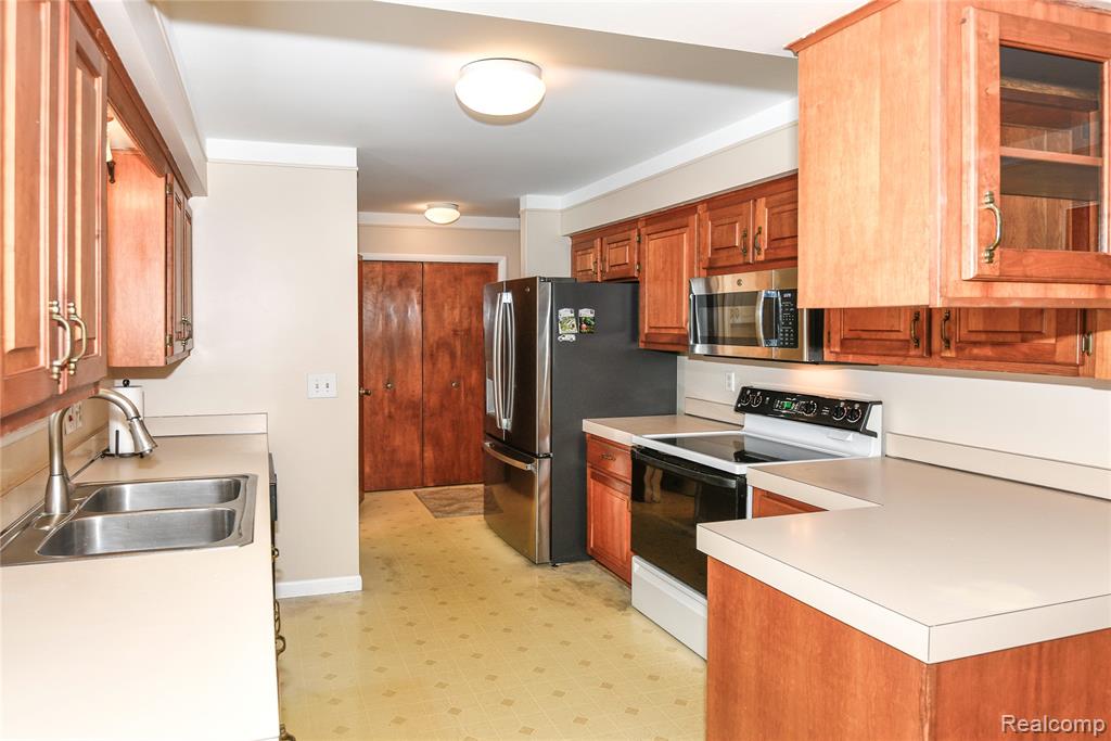 884 Eugene Drive, Oxford, MI 48371 — Photo 12