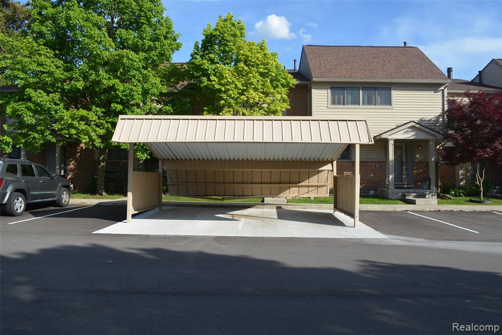 3883 OLD CREEK Road, 18, Troy, MI 48084 — Photo 2