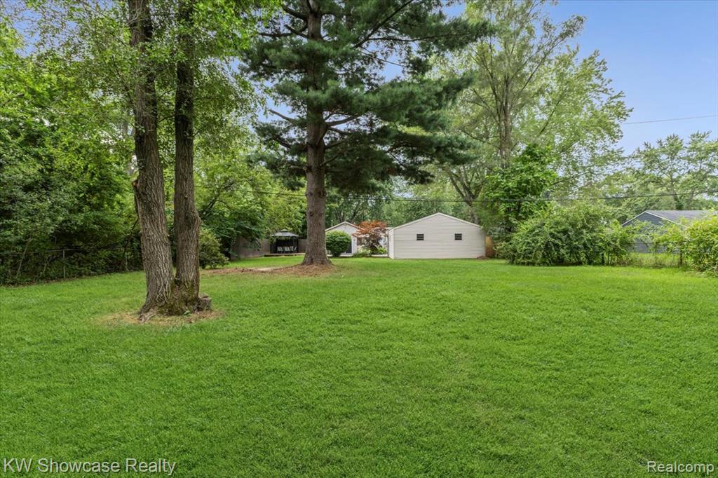 964 Daffodil Drive, Waterford, MI 48327 — Photo 12
