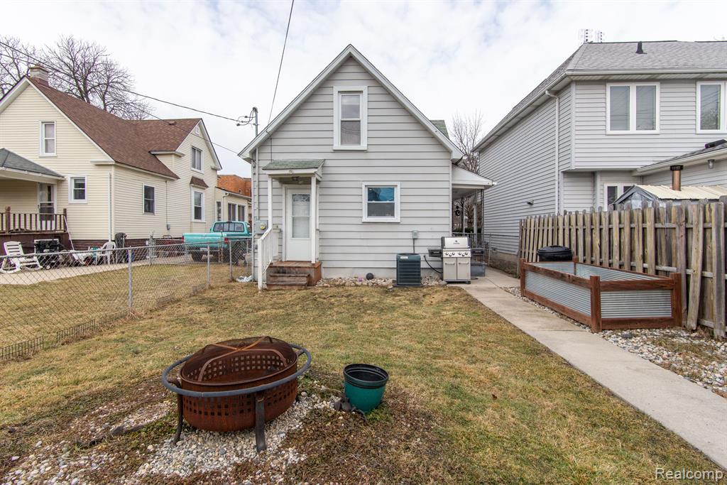 611 PLUM Street, Wyandotte, MI 48192 — Photo 28