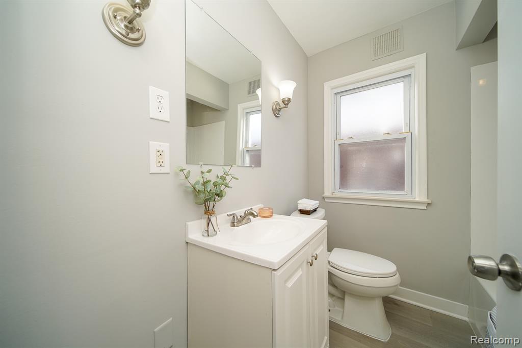 750 E Hayes Avenue, Hazel Park, MI 48030 — Photo 28