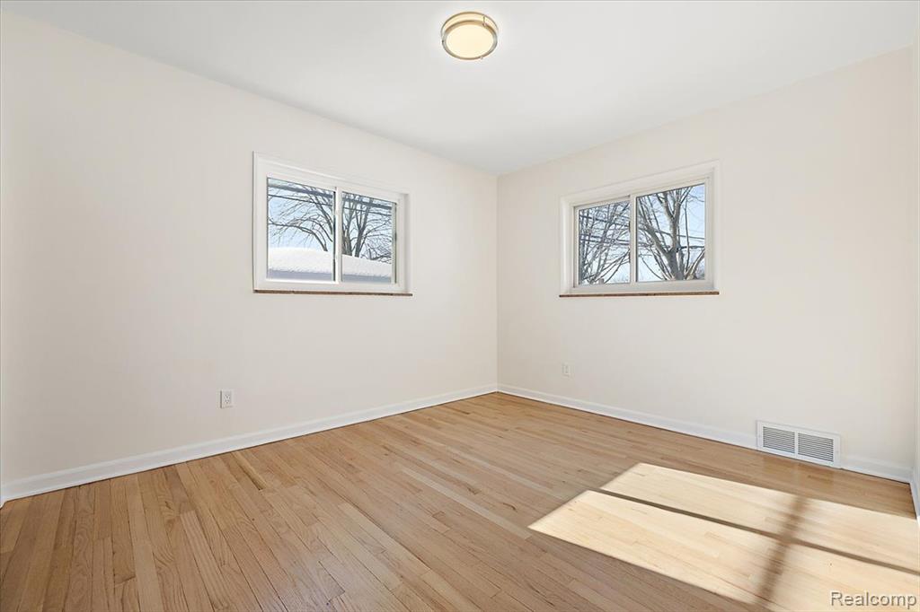 31060 E Rutland Street, Beverly Hills, MI 48025 — Photo 18