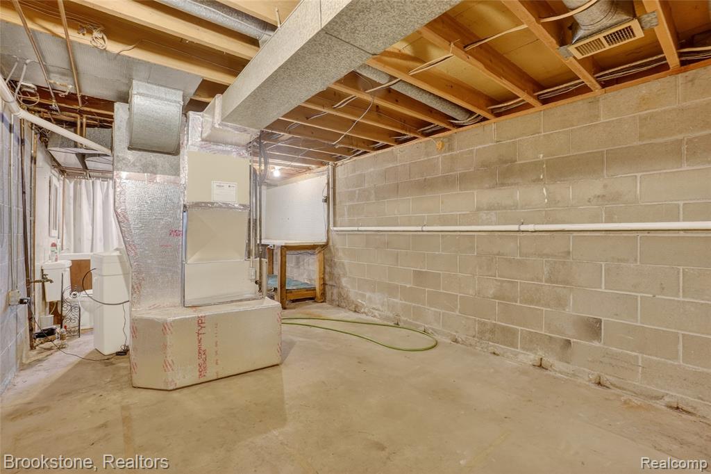 300 N Kibbee Street, MI 48879 — Photo 32