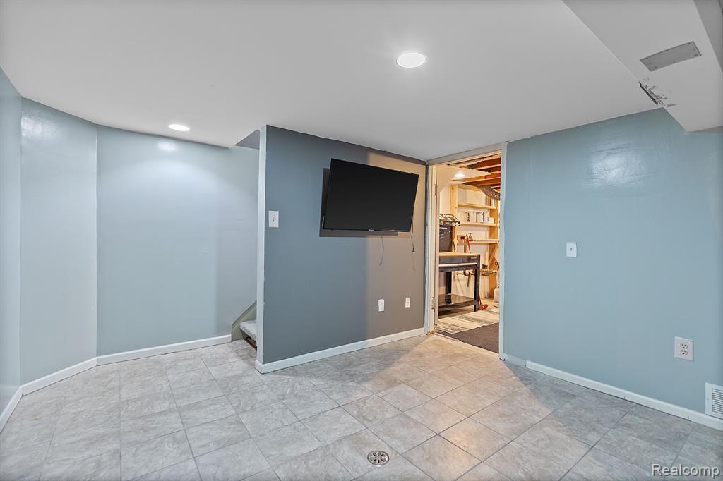 45880 KENSINGTON Street, Utica, MI 48317 — Photo 14
