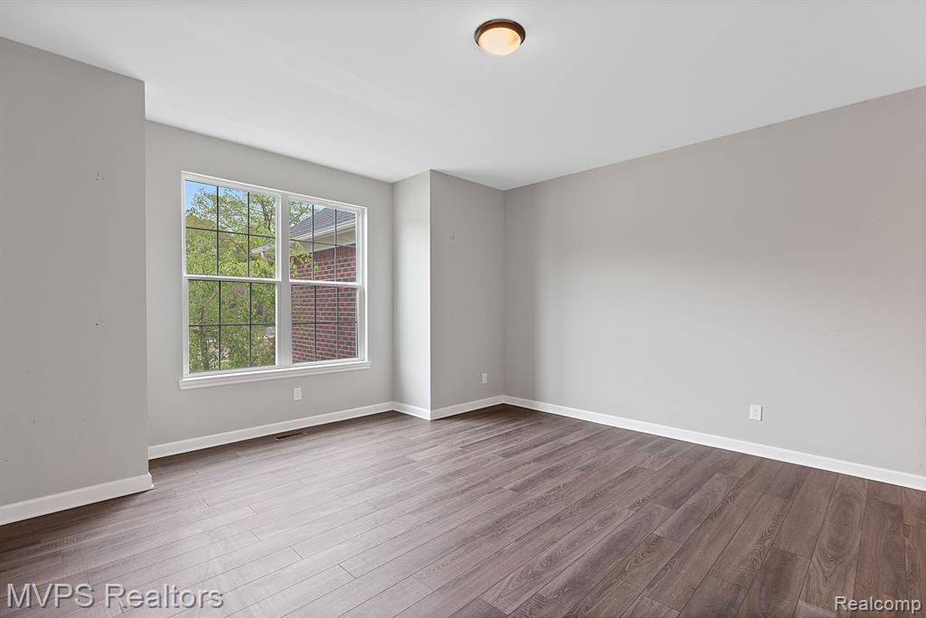 5325 SHOREWOOD Drive, Fort Gratiot, MI 48059 — Photo 9