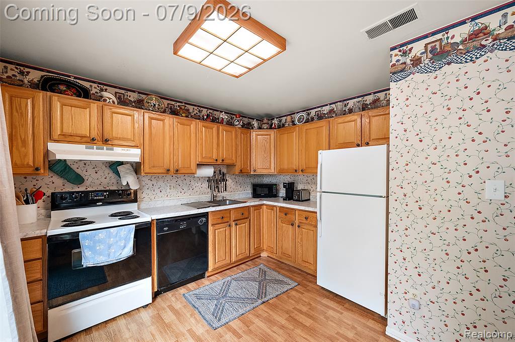 930 Little Hill Court, Rochester Hills, MI 48307 — Photo 25