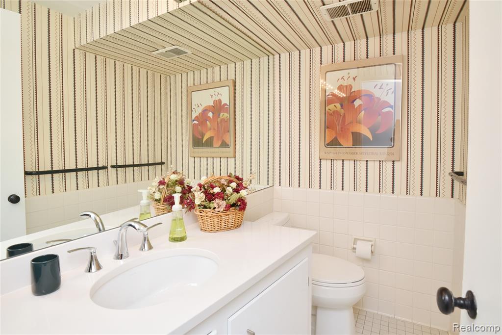 2026 W Bend Court, Bloomfield Hills, MI 48302 — Photo 34