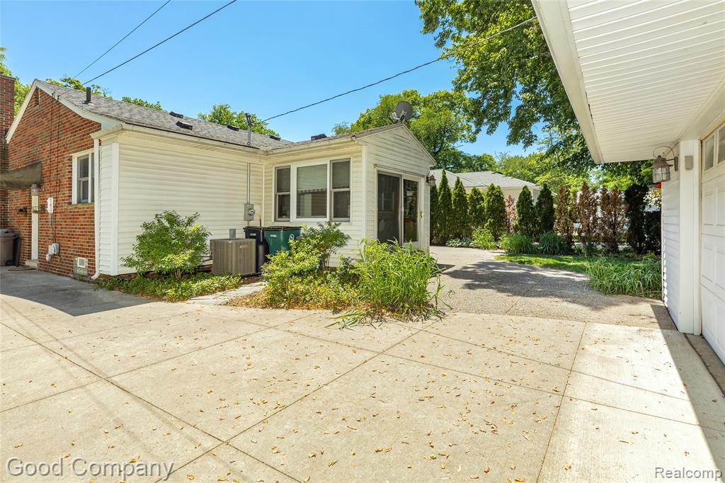 802 Orchard View Drive, Royal Oak, MI 48073 — Photo 45