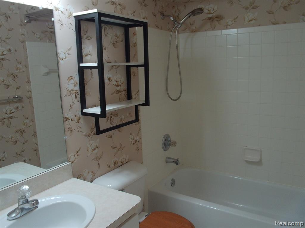 2009 MONARCH Drive, Shelby Twp, MI 48316 — Photo 8