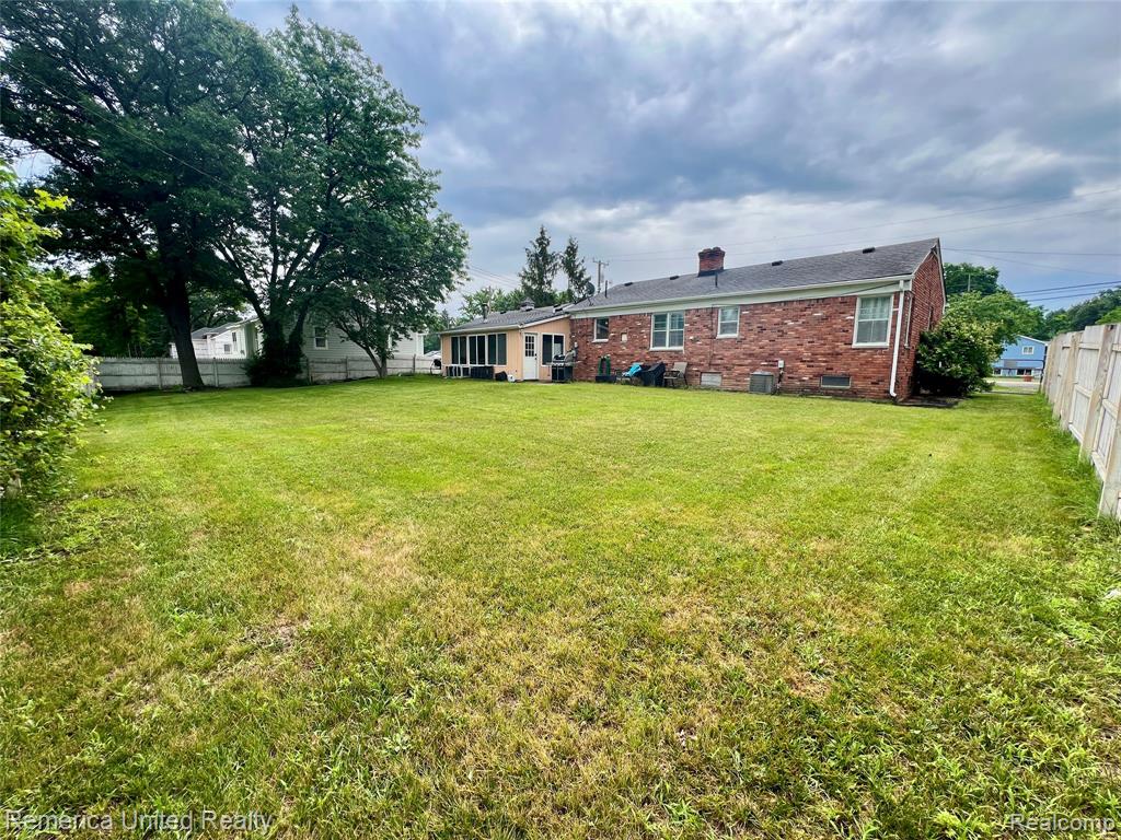 7270 Elizabeth Lake Road, Waterford, MI 48327 — Photo 2