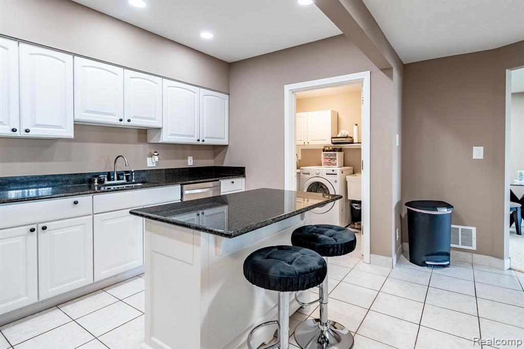 43100 12 OAKS CRESCENT Drive, 4044, Novi, MI 48377 — Photo 3