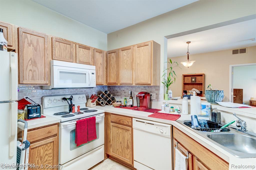 28104 CHESAPEAKE Circle, 334, Walled Lake, MI 48390 — Photo 8