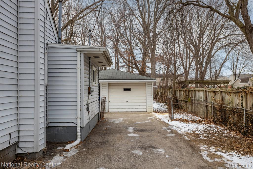 8255 GARBOR Avenue, Warren, MI 48093 — Photo 24