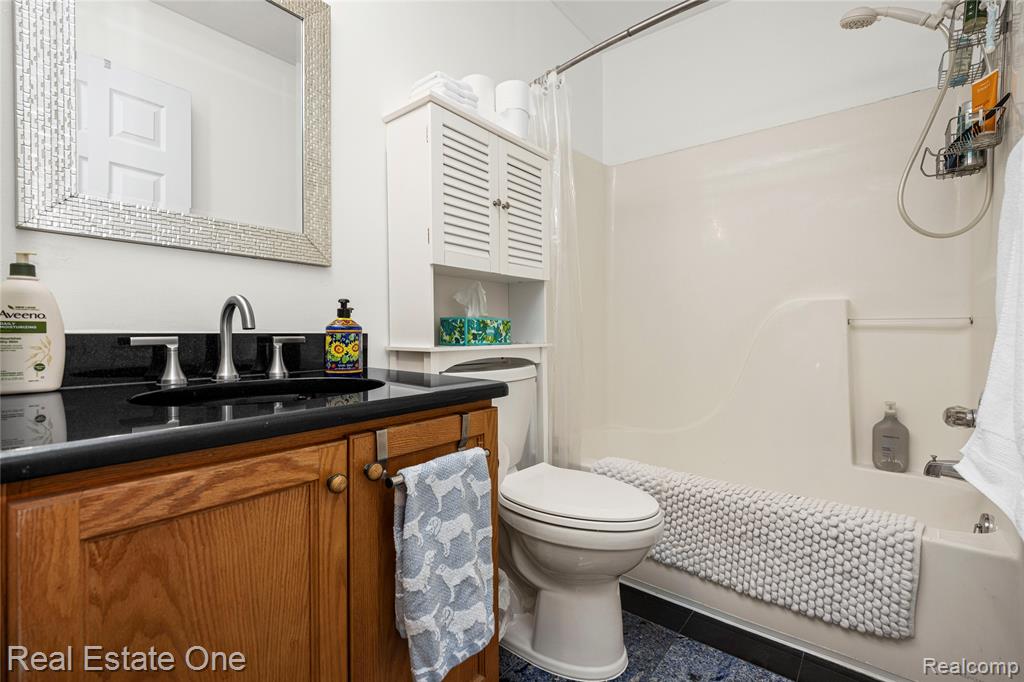 344 N Lake Angelus Road, Auburn Hills, MI 48326 — Photo 33