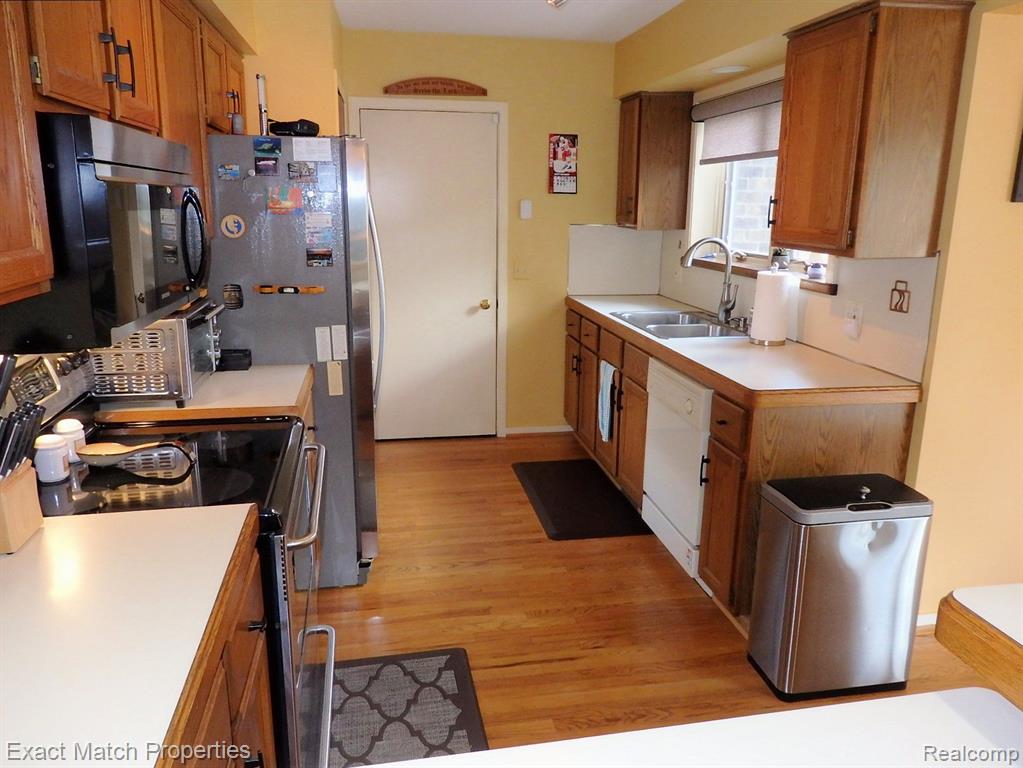 6896 NORTHCREST Way E, 15, Clarkston, MI — Photo 27