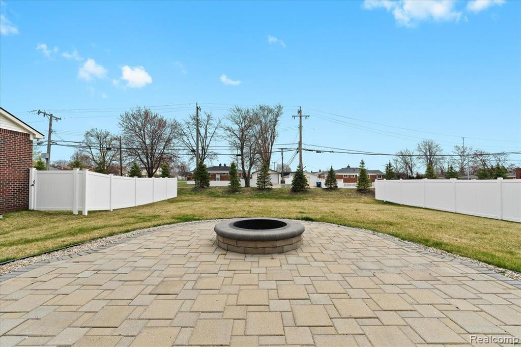 8242 BERWICK Drive, Westland, MI — Photo 36