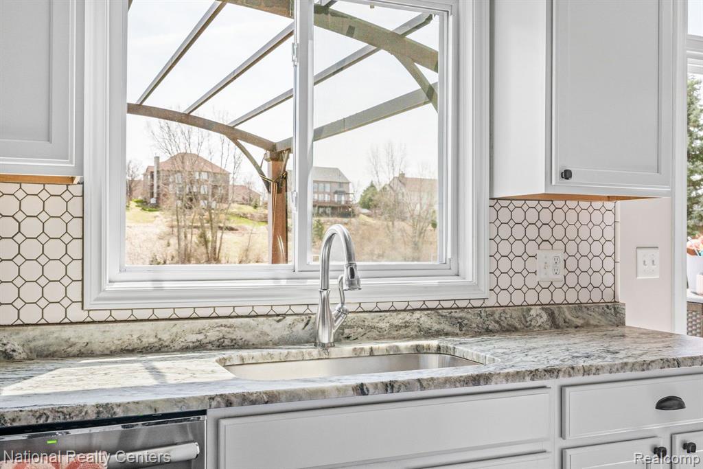 527 SOUTHSHORE Drive, Oxford, MI 48371 — Photo 19