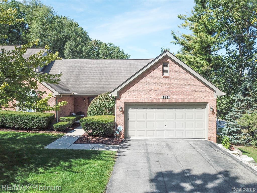 816 Maplewood Court, Brighton, MI 48116 — Photo 2