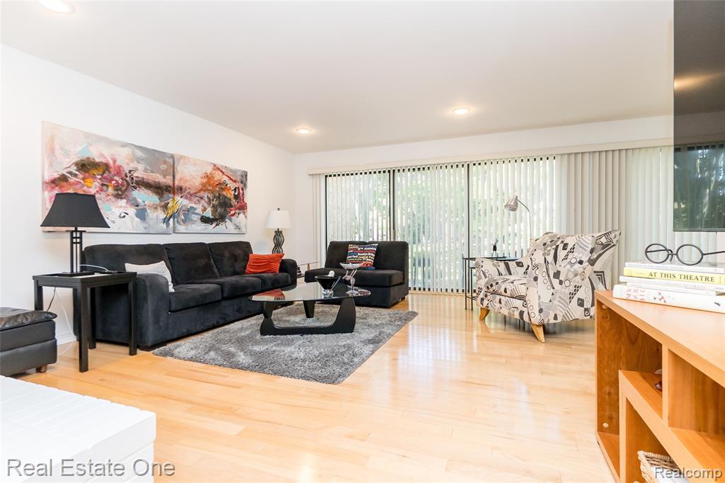 7308 Creek View Circle, West Bloomfield, MI — Photo 17