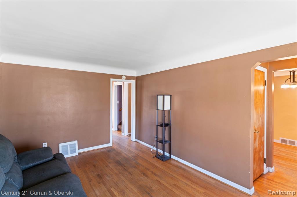 8242 RIVERDALE Street, Dearborn Heights, MI 48127 — Photo 11