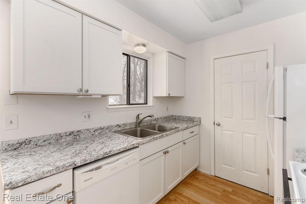 8060 MOUNTAIN VIEW, White Lake, MI — Photo 14