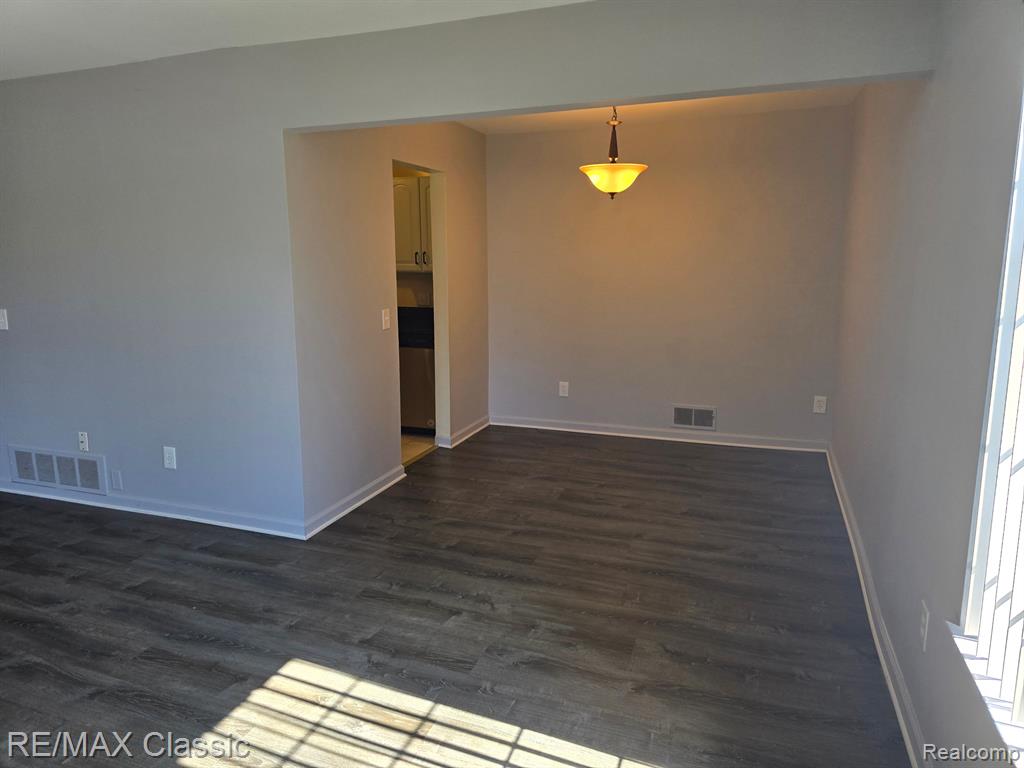 570 E FOX HILLS Drive, Bloomfield Hills, MI 48304 — Photo 8